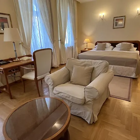 Fleur De Lis Hotel